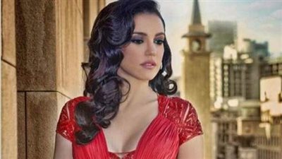 أحمر ومخطط.. شاهد هل وفقت درة في اختيار زي آخر جلسة تصوير ؟  