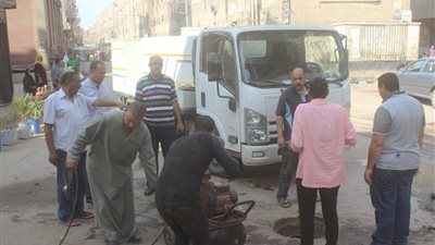 صور.. رئيس مدينة دسوق يتابع سير العمل بتطهير خطوط الصرف الصحي