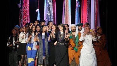 صور.. رئيس البيت الفني يحضر عرضا 