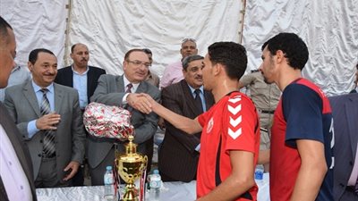 محافظ بني سويف يسلم فريق مركز شباب الميمون كأس دورة الشهيد أحمد حسين