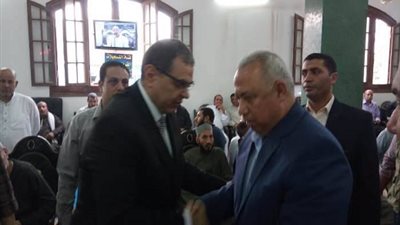 صور.. محافظ الشرقية يؤدي واجب العزاء لوزير القوى العاملة في وفاة عمه