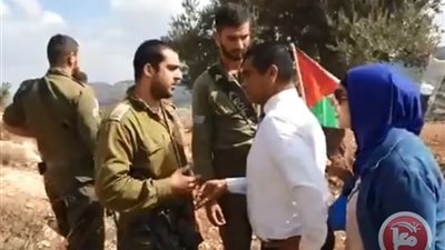 فيديو وصور .. قوات الاحتلال تعتدي بوحشية على الصحفيين وتسحل كبار السن الفلسطينيين