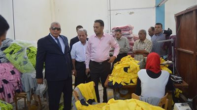 صور.. محافظ الوادي الجديد يتفقد مصنعي الملابس والبوتاجاز