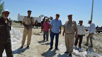 إزالة تعديات بالبناء علي أملاك دولة في الفرافرة