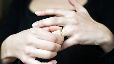 فتاة لـ القاضي: أهلي باعوني لرجل في عمر جدي من أجل المال