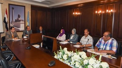 محافظ الإسكندرية: قطع التيار الكهربائي عن الإعلانات المخالفة بالكورنيش والطرق الرئيسية