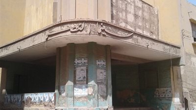 فيديو وصور.. سينما النصر ببني سويف ملجأ للقمامة وعنوانا للخراب