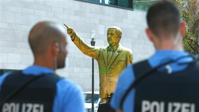 شاهد.. نهاية أردوغان في ألمانيا ومعارضون يؤكدون: أسقطوا رأس الفساد