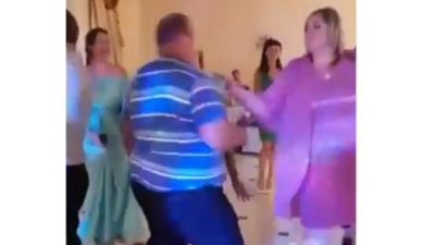 فيديو| شاهد ماذا فعلت امرأة رقص زوجها مع شابة.. انت اللي جبتو لنفسك