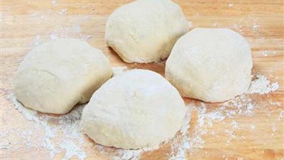 بكل سهولة وبساطة.. تعرفي على طريقة عمل عجينة البيتزا