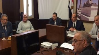 صور.. محافظ الإسكندرية: يجتمع بمديرى المستشفيات لمتابعة ما نفذ بخطة مبادرة الرئيس بالقضاء على قوائم الانتظار 