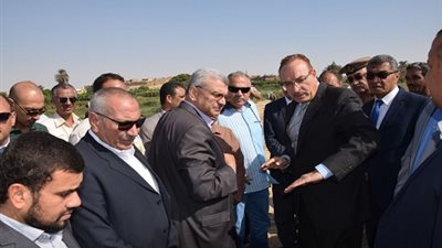 صور.. محافظ بني سويف للأهالى: مهلة لإزالة أحد الممرات ملاصق لمجرى النيل