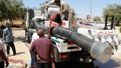 صور.. محافظة سوهاج يجرى تجربة عملية لمكافحة السيول