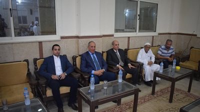 صور.. محافظ البحر الأحمر يقدم العزاء في وفاة مدير معهد علوم البحار والمصايد بـ الغردقة