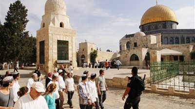 قوات الاحتلال تغلق باب المغاربة وتسمح بتدنيس جديد لباحات الأقصى