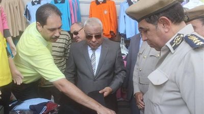 صور.. مدير أمن كفرالشيخ يفتتح معرض مستلزمات المدارس بأسعار مخفضة بدسوق