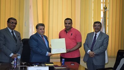 رئيس جامعة بنها يكرم مراسل 