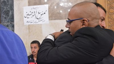فيديو.. رئيس تحرير بوابة المواطن يصل عزاء شقيق الكاتب الصحفي عصام كامل
