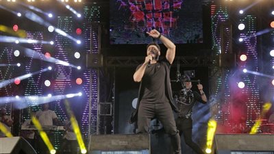 فيديو وصور.. تامر حسني يشعل حفل نادى الشمس وسط حضور جماهيري كبير