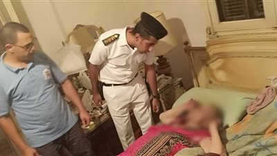 صور.. قسم شرطة النزهة ينقذ سيدة مسنة من الموت.. تعرف على التفاصيل