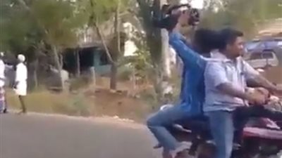 فيديو| نهاية مفزعة لشاب غبي حاول التقاط صور لأبقار هائجة 