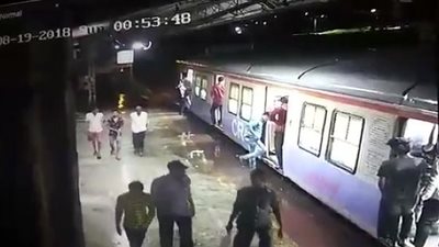 فيديو.. على طريقة الأفلام الهندية.. شاب يقفز من قطار متحرك للحاق بلص 