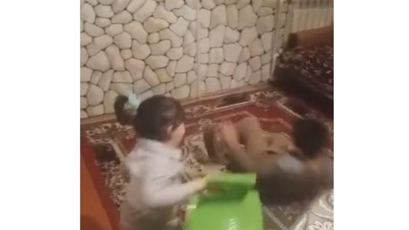طفلة تنفذ مقلبا في