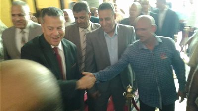 صور.. وصول محافظ بني سويف الجديد لمقر المحافظة وسط زغاريد الموظفات 