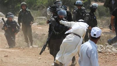 قوات الاحتلال تعتدي على مسن فلسطيني خلال التظاهرات