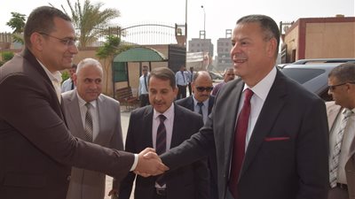 صور.. العاملون بديوان عام بني سويف يستقبلون المحافظ الجديد بالفرحة والزغاريد 