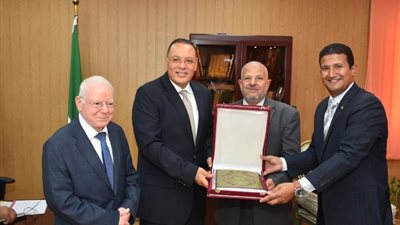 محافظ الشرقية الجديد يستقبل وفدا من المهنئين بمكتبه بالديوان العام