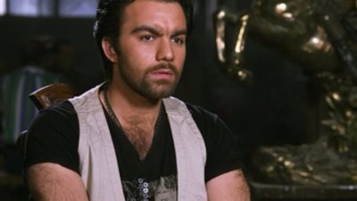 شاهد.. شاهد ماذا فعلت ابنة شريف رمزي به 