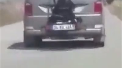 زوج يعاقب زوجته من خلال ربطها خلف السيارة