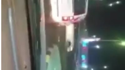شاهد| لحظة إنقاذ طفل من الدهس في السعودية.. انكتبلك عمر جديد