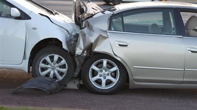 إصابة 4 أشخاص أعلى دائري المعادي بسبب تصادم سيارتين