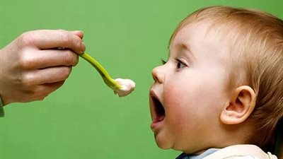 بالأيام والشهور .. متى يبدأ طفلك بالأكل ؟ 