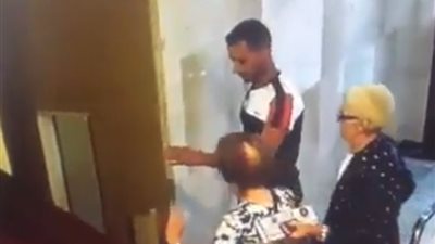 فيديو ..  لحظة اعتداء لص على امرأتين مسنتين