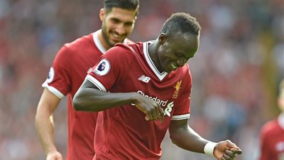 فيديو .. لاعب ليفربول يساهم في تنظيف حمام أحد المساجد