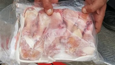بالصور.. ضبط منفذ متجول يبيع لحوما فاسدة في نطاق محطة المرج الجديدة