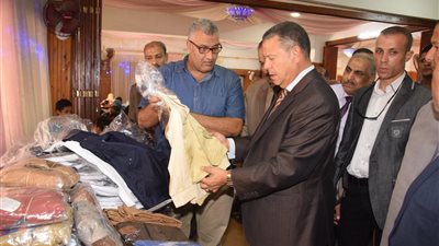 محافظ بني سويف يشارك في تسليم 5 آلاف أسرة الزي المدرسي مجانا