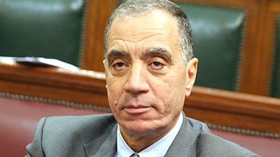 فاروق العقدة يراجع بنود الاستثمار في لائحة الأهلي