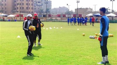 صور.. إكرامي يقود تدريبات جماعية لـ حراس قطاع الناشئين