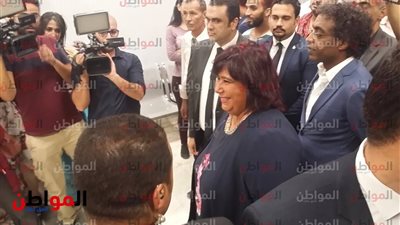 صور.. وصول إيناس عبدالدايم لحضور تخرج الدفعة الأولى من ورشة 