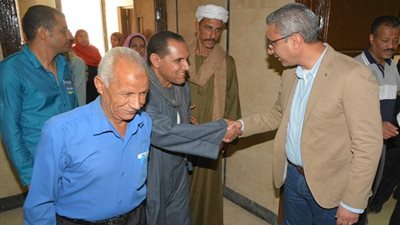 صور.. محافظ سوهاج يستقبل المهنئين بديوان عام المحافظة
