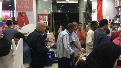 صورة مجدي يعقوب في طابور الكاشير تشعل السوشيال ميديا