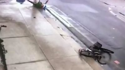 فيديو.. بعدما كسر الإشارة.. سائق دراجة هوائية في عالم آخر