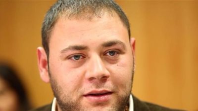 العسل ابن العسل.. محمد علي رزق يهنئ إمام بحفل زفافه