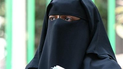 الفقر يأكل مثل النار أحيانا .. منتقبة تروي مأساتها إثر حريق تعرضت له .. وتناشد أهل الخير
