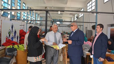 محافظ الوادي الجديد: توزيع الزي المدرسي الموحد للقرى النائية قبل 15 سبتمبر