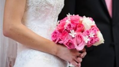 اديني عمر وارميني البحر.. مسنان يعقدان قرانهما
